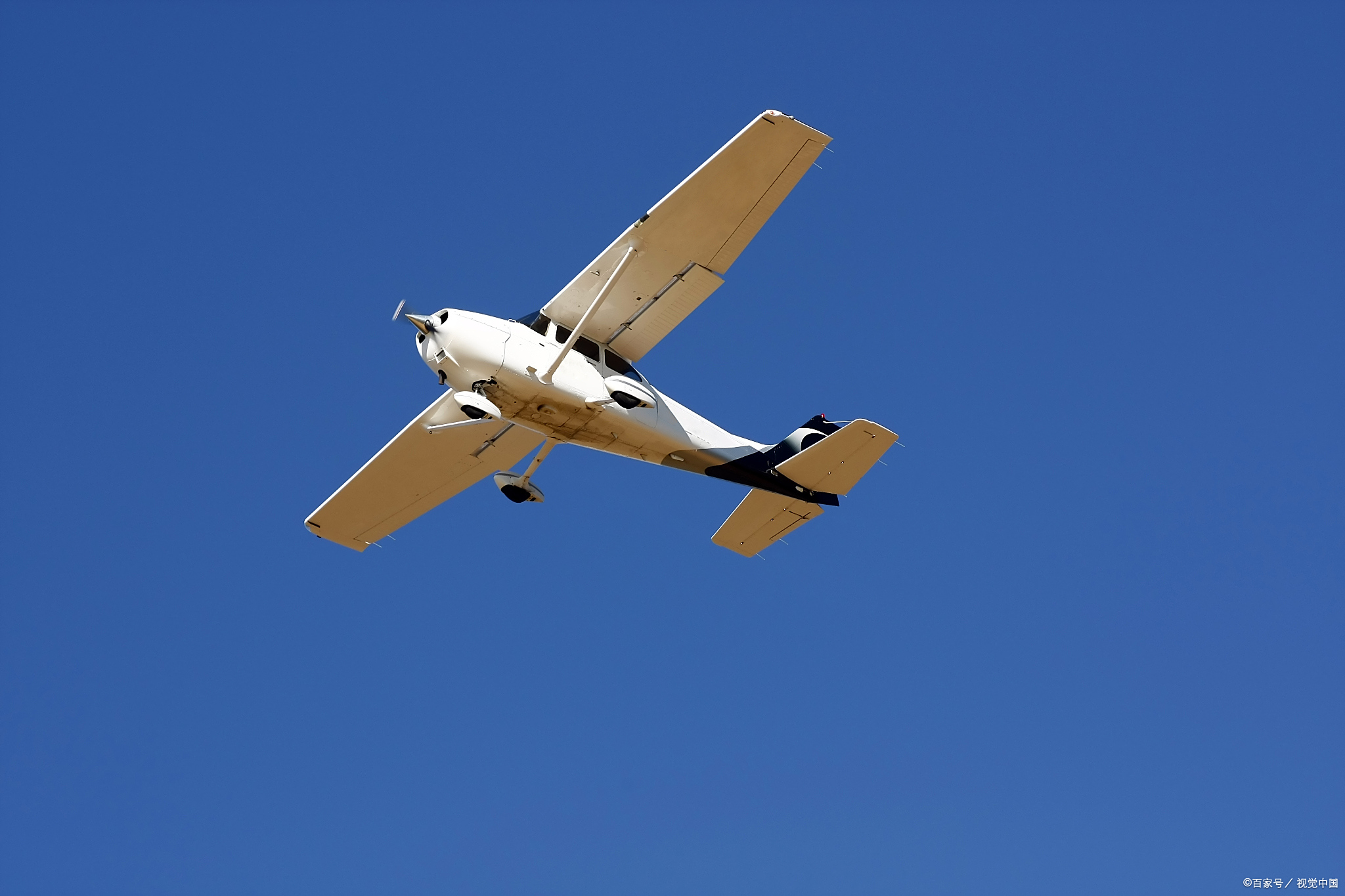 The world's first single-person aircraft has successfully completed its maiden flight, ushering in an era of high-altitude flight at 1 kilometer
